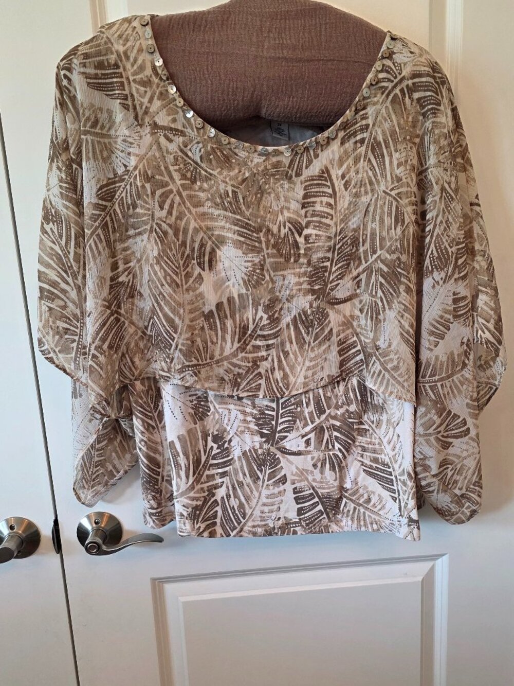 Ruby Rd. 3X 3/4 batwing sleeve flowy top in neutral tones button-lined collar
